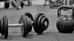 Co je lepší pro domácí cvičení: kettlebell nebo jednoruční činky? Jak vybrat univerzální pomůcku