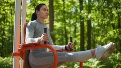 Zvedání nohou ve visu: Nejefektivnější cesta k pevnému břichu a zdravým zádům